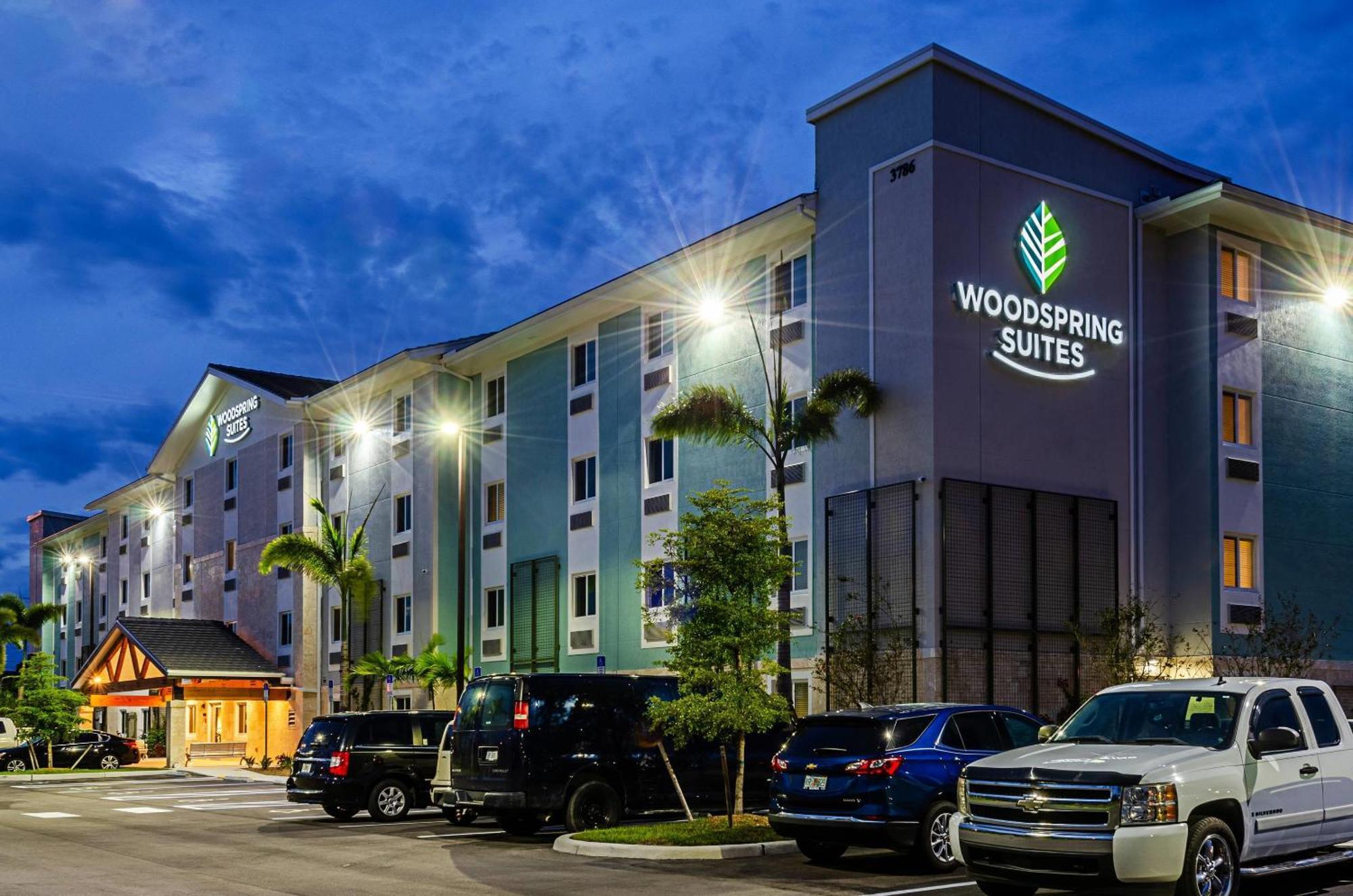 Woodspring Suites Naples Golden Gate Buitenkant foto
