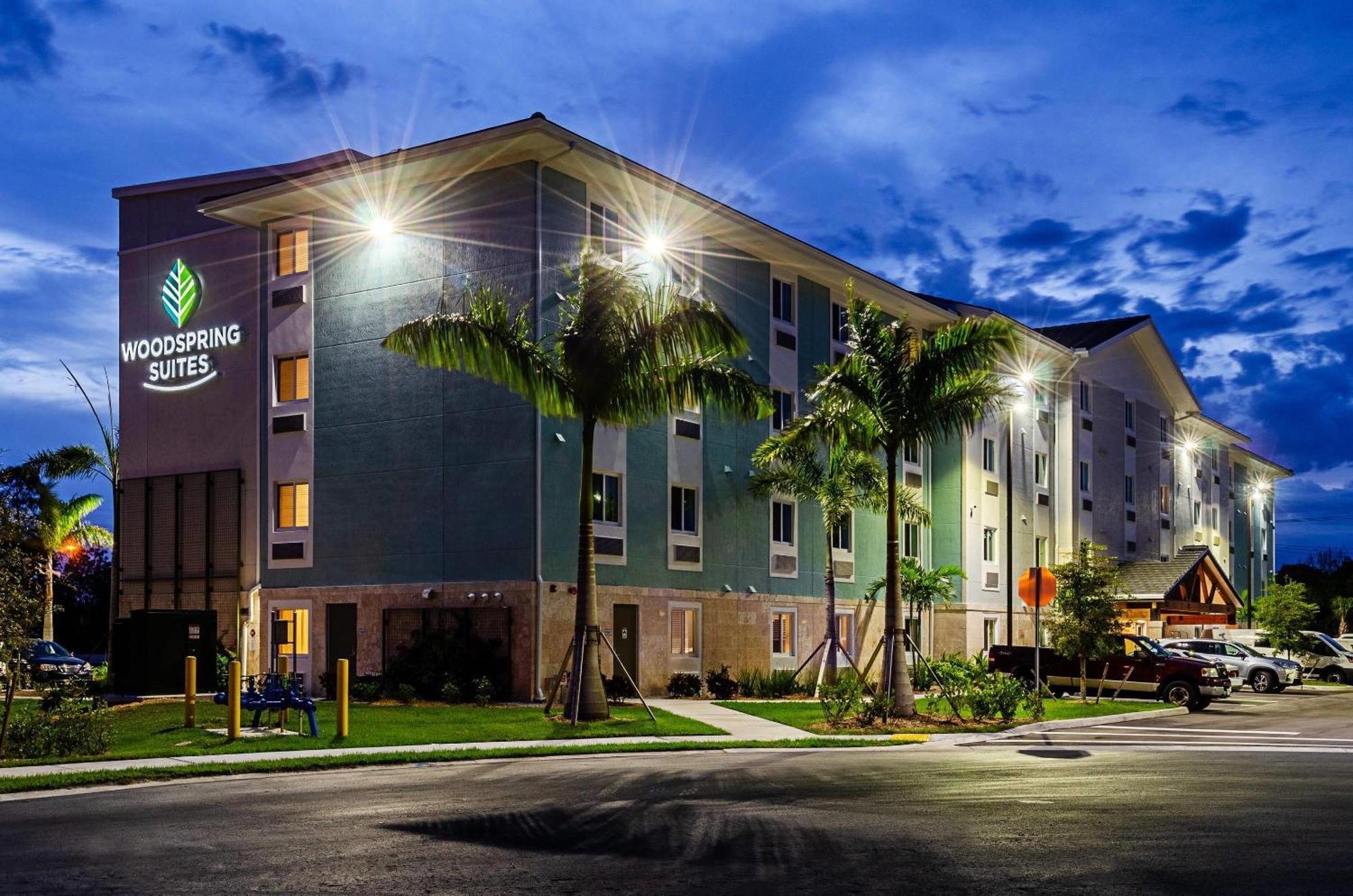 Woodspring Suites Naples Golden Gate Buitenkant foto
