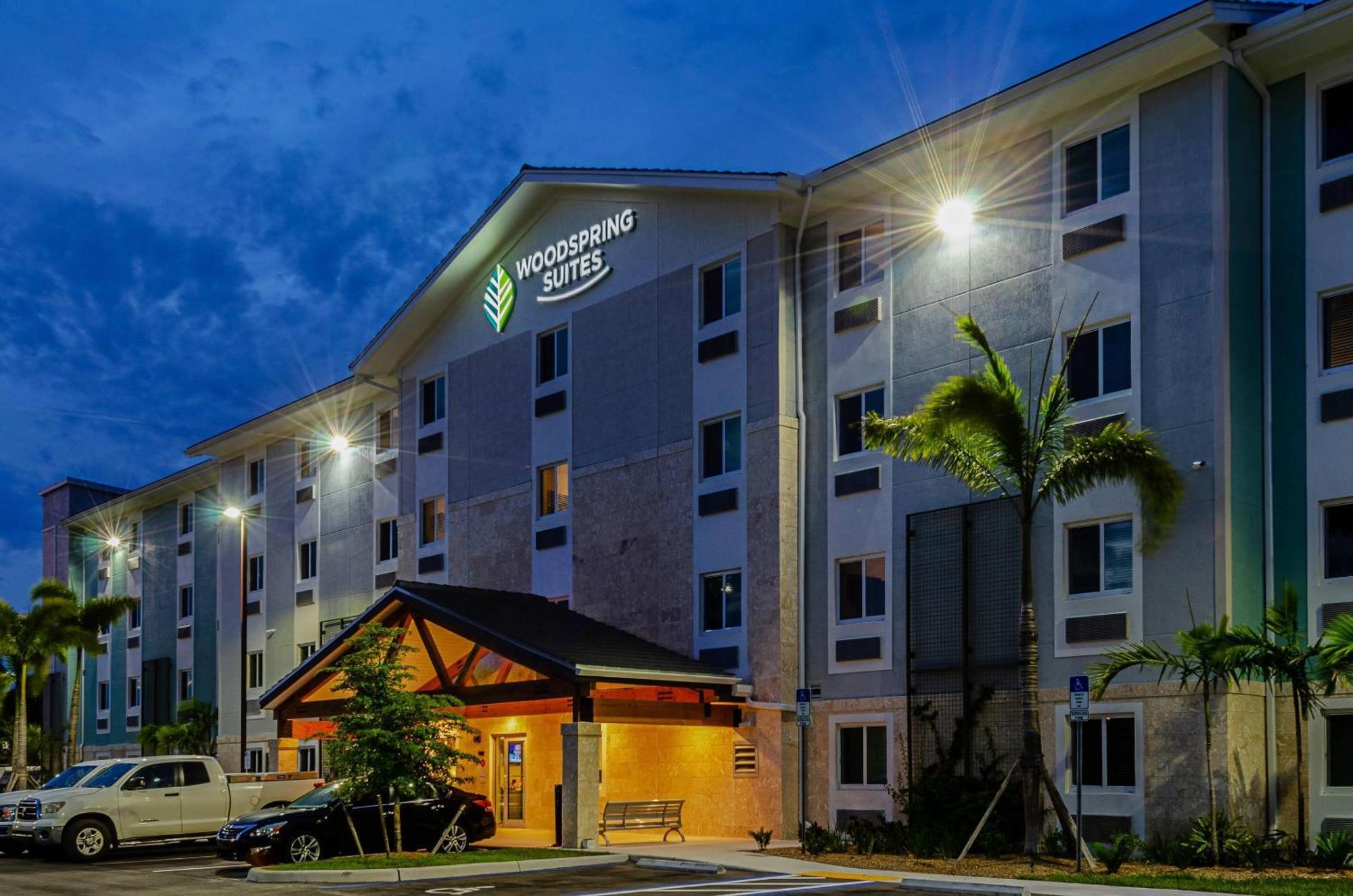Woodspring Suites Naples Golden Gate Buitenkant foto
