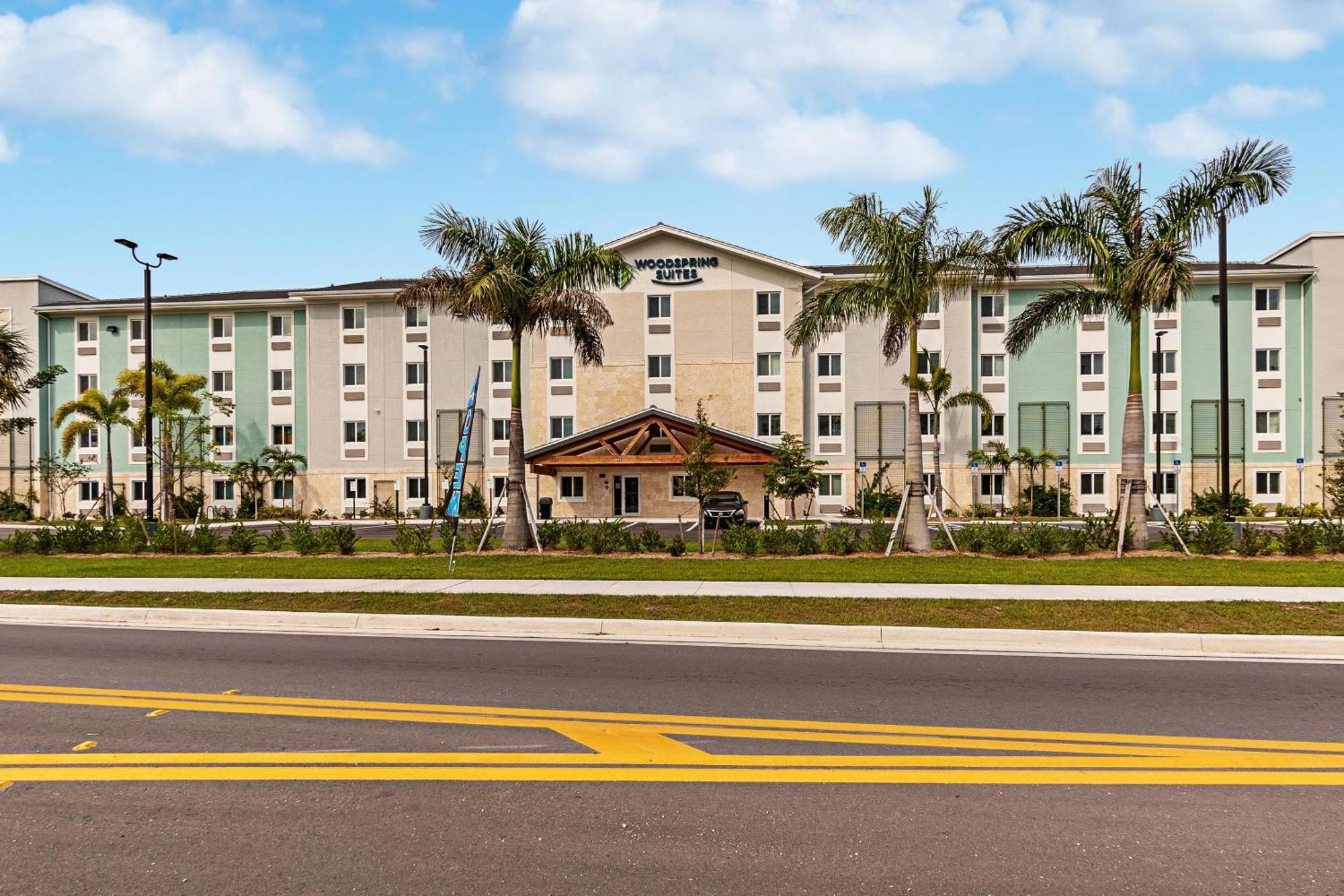 Woodspring Suites Naples Golden Gate Buitenkant foto