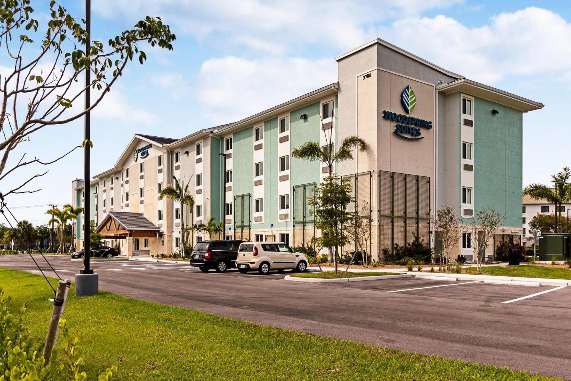 Woodspring Suites Naples Golden Gate Buitenkant foto